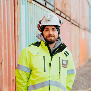 Adam Johansson arbetar som byggingenjör på Implenia. Porträttbild.
